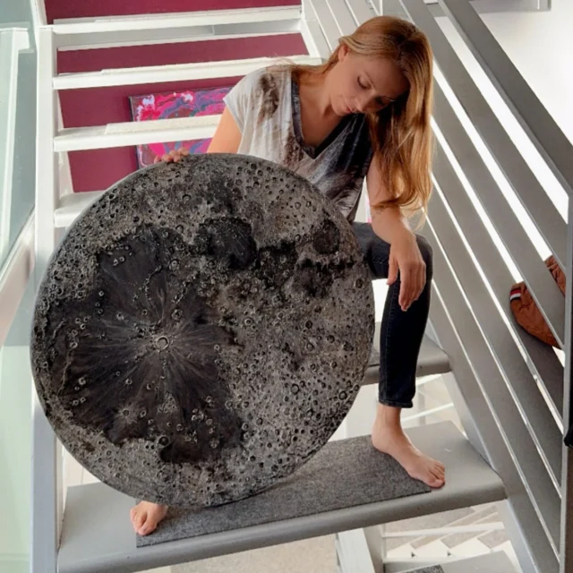 ⁣
Always remember ⁣
we are under the same sky, ⁣
looking at the same moon.⁣
⁣
-Maxine Lee-⁣
⁣
🌜🌛🌜🌛🌜🌛⁣
⁣
🌜Luna, Structure paste/Acryl/Canvas, 80 cm⁣
⁣
#moonpainting #moonart🌙