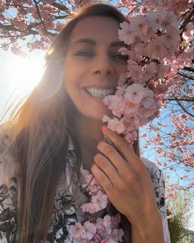 „A FLOWER BLOSSOMS ⁣
FOR ITS OWN JOY.“⁣
Oscar Wilde⁣
⁣
🌿 Frühling, ich hab dich vermisst! 🌸☀️⁣
Die Luft riecht nach Neubeginn, die ersten Blumen blühen, und überall summt und zwitschert es. Wie schön es ist, wieder barfuß durch das Gras zu laufen und die Sonne auf der Haut zu spüren! 🌞💚⁣
⁣
#springlove #myfavoritetimeofyear